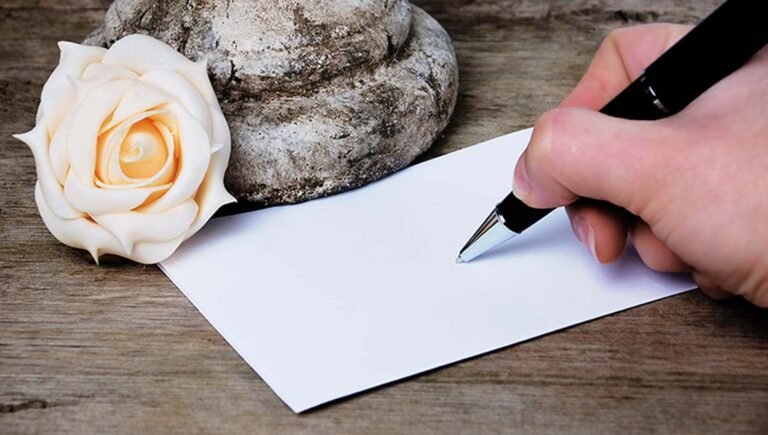Was schreibt man auf den Umschlag einer Trauerkarte?
